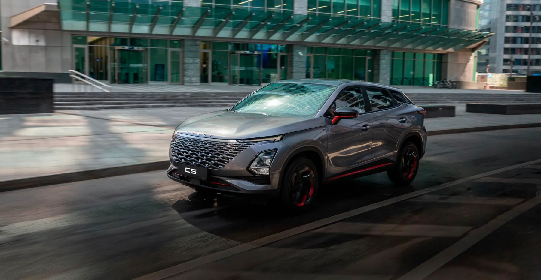 SUV familiar OMODA C5 color gris circulando en la Ciudad de México